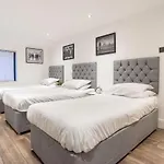 Spacious Modern Retreat Sleeps 11 Liverpool City